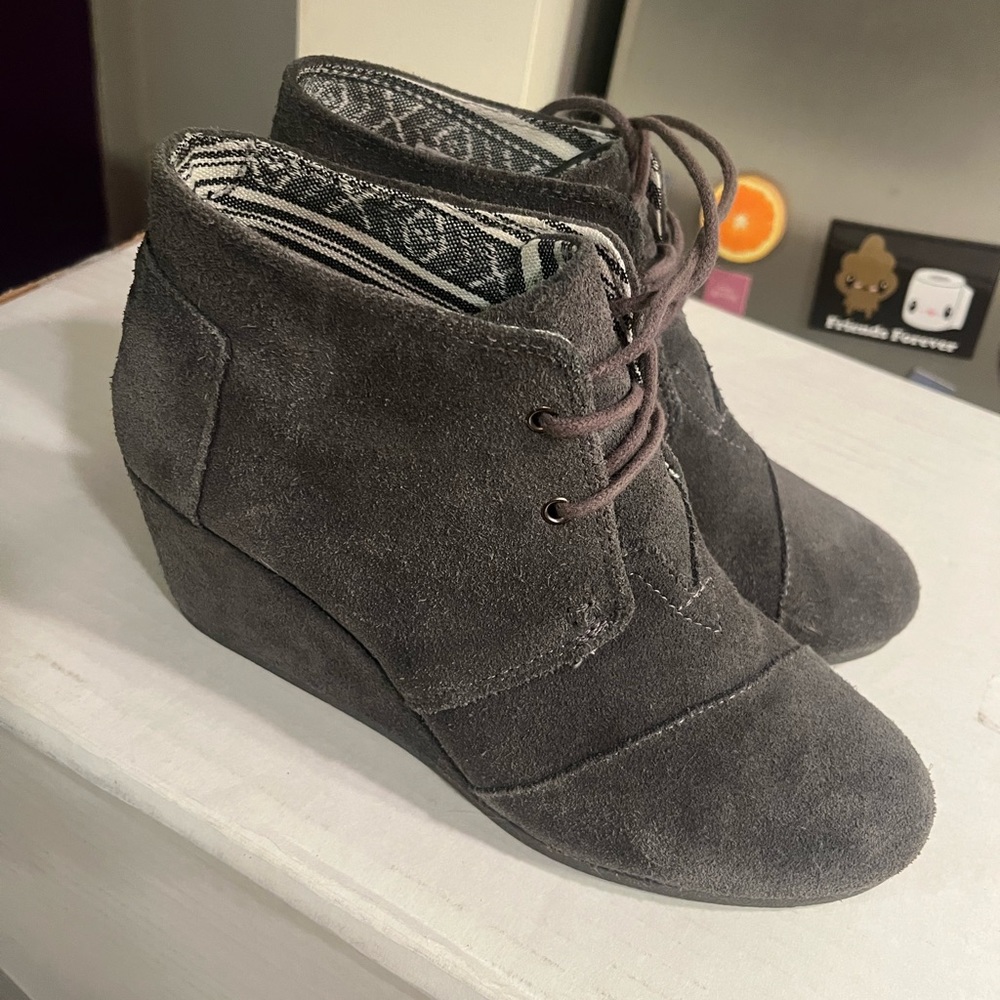 TOMS - GREY SUEDE ANKLE BOOTIES SIZE 8.5 LIKE NEW - WORN ONCE !!